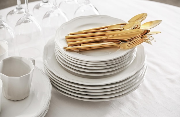 set de farfurii aranjate